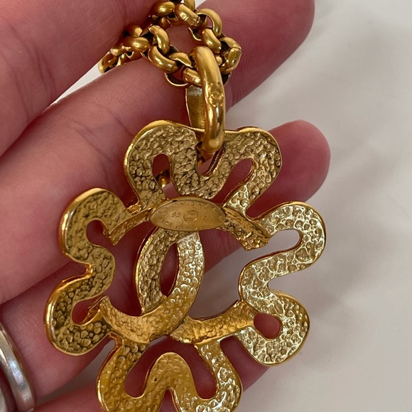 Chanel Vintage 1995 Gold CC Logo Daisy Necklace - Picture 4 of 10